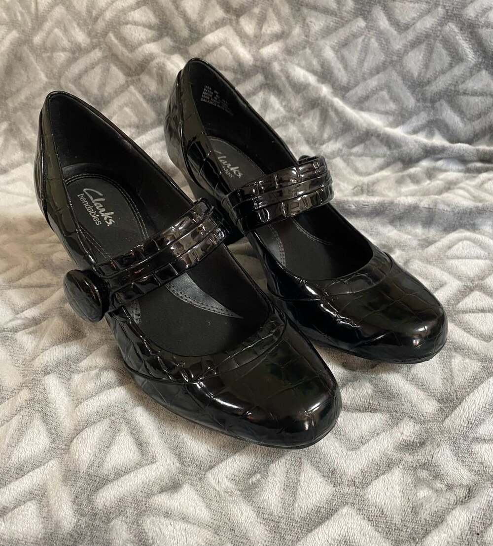 Clarks Bendables Black Patent Leather Mary Jane Heels Size 8M